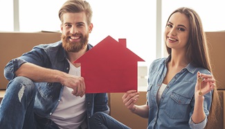 coppia con in mano una casetta rossa